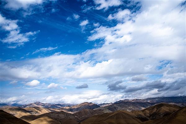 ابر آسمان و کوهستان عکاسی از مناظر کوهستان در پاییز