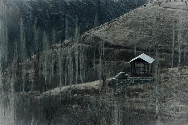 کلبه جنگلی در مه مناظر پاییزی در کوهستان البرز