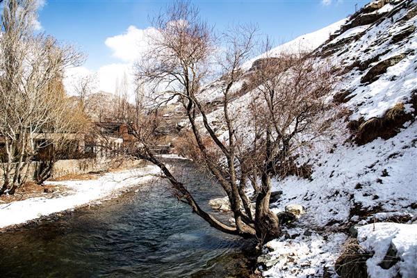 رودخانه در مناظر زمستانی کوهستان