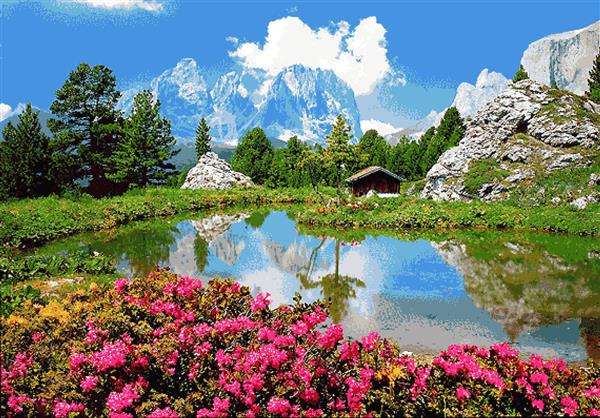 تابلو فرش منظره دریاچه و کوهستان آلپ با کلبه و گل‌های صورتی