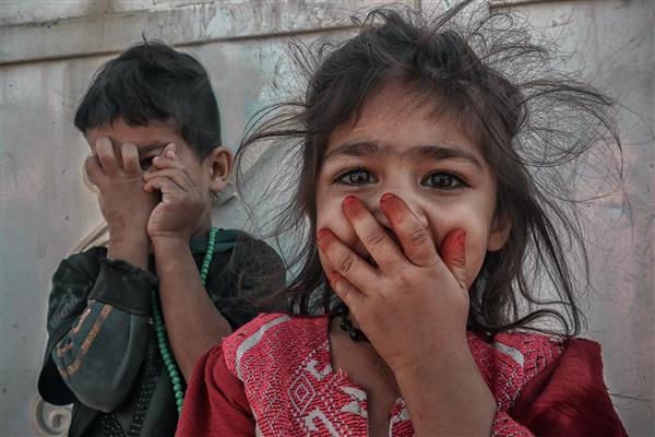 لبخند جذاب دختر خجالتی و برادرش