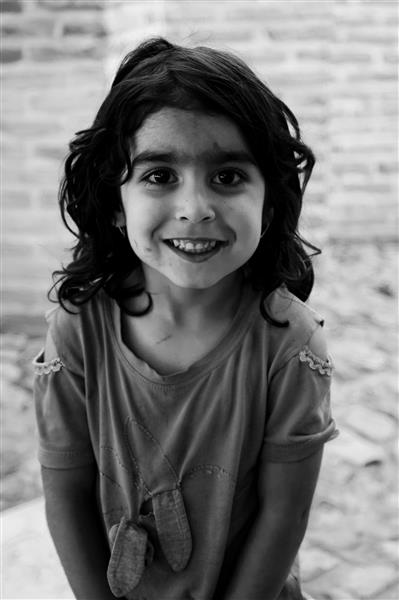 دختر بچه روستایی با لبخند زیبا عکس سیاه و سفید