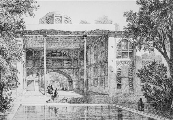 طراحی سیاه قلم بنای سنتی و حیاط با حوض در هتل کاروانسرای شاه عباسی