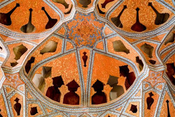 سقف تالار موسیقی عالی قاپو اصفهان، تزئینات آلات موسیقی