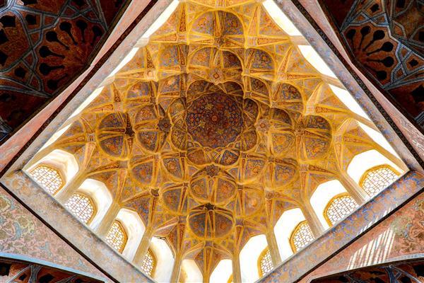 سقف عالی قاپو اصفهان، طرح‌های هندسی و رنگارنگ در نور آفتاب