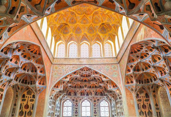 نمای کلی تالار موسیقی عالی قاپو اصفهان، سقف و پنجره‌های خاص