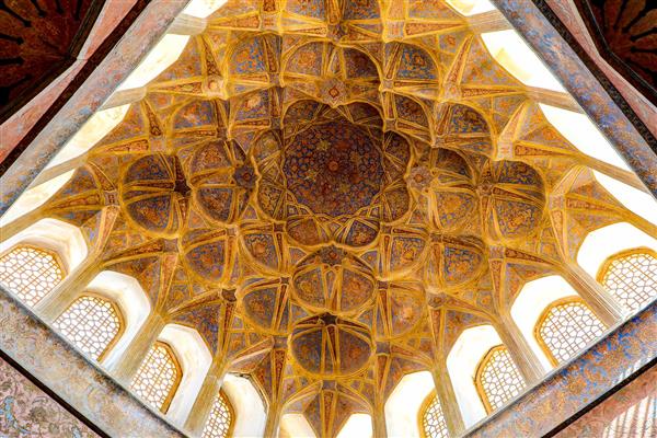 سقف عالی قاپو اصفهان، با طراحی ستاره‌ای و تزئینات بی‌نظیر