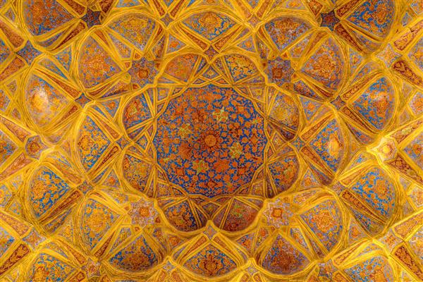 سقف عالی قاپو اصفهان، با ستاره‌های هندسی و نقوش اسلیمی