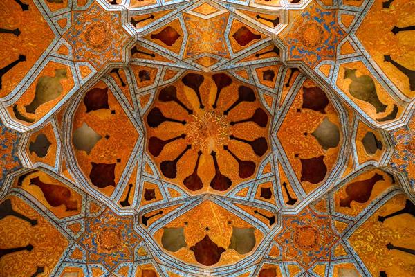 سقف عالی قاپو اصفهان، جزئیات طرح‌های گچ‌بری و رنگ‌آمیزی