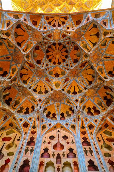 تالار موسیقی عالی قاپو اصفهان، معماری داخلی با طرح آلات موسیقی