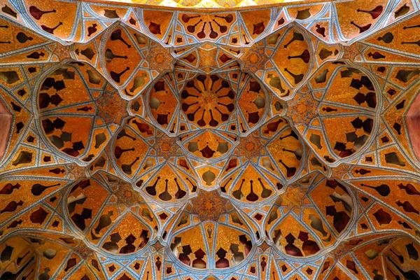 سقف تالار عالی قاپو، نقوش اسلیمی و ختایی با طرح آلات موسیقی