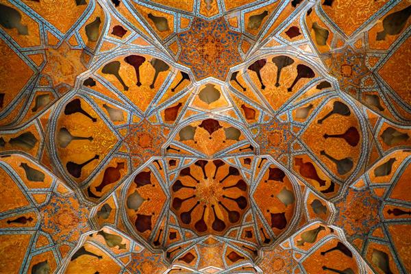 سقف عالی قاپو اصفهان، جزئیات گچ‌بری و نقاشی تالار موسیقی