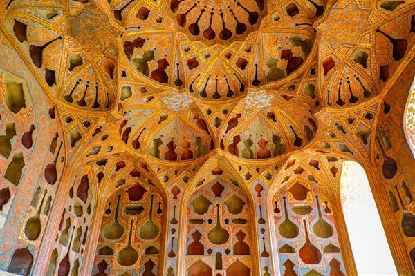 سقف و دیوارهای تالار موسیقی عالی قاپو اصفهان، طرح‌های آلات موسیقی
