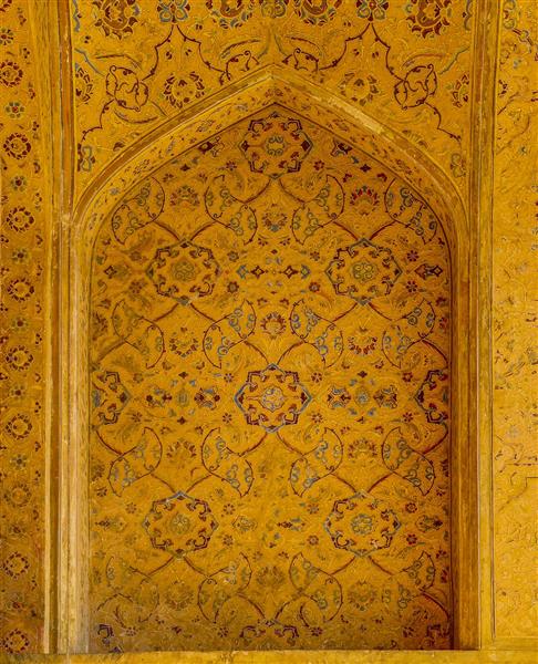 طاقچه عالی قاپو اصفهان، با نقوش تزئینی و هندسی