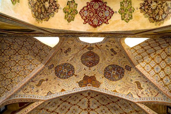 سقف عالی قاپو اصفهان، با نقوش هنری و گچ‌بری‌های زیبا