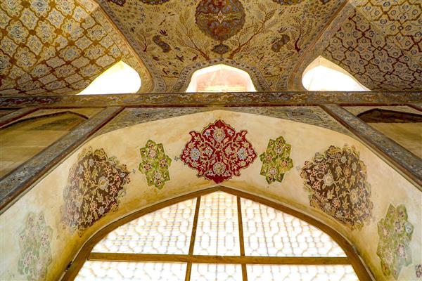 طاق و سقف عالی قاپو اصفهان، با تزئینات گل و بته و پنجره