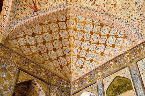 گوشه‌ای از سقف عالی قاپو اصفهان، با نقوش هندسی و تزئینات