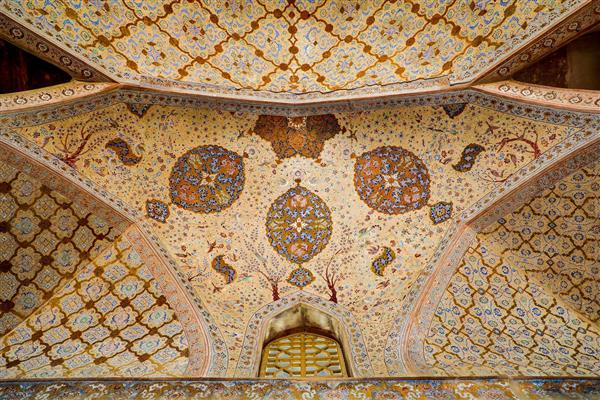 سقف عالی قاپو اصفهان، با نقوش هنری و گچ‌بری‌های زیبا