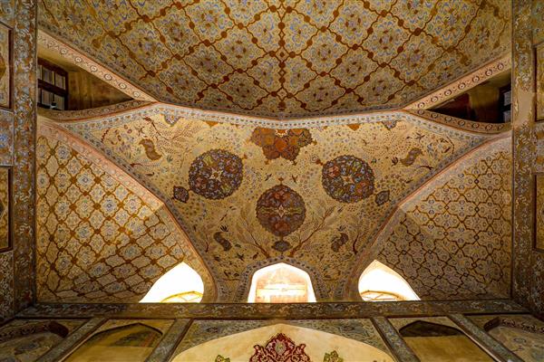 نمای سقف و پنجره‌های عالی قاپو اصفهان، زیبایی معماری صفوی