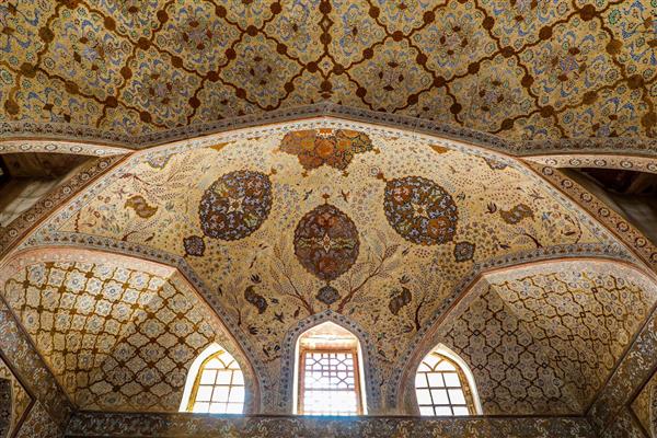 سقف داخلی عالی قاپو اصفهان، جزئیات نقاشی و گچ‌بری