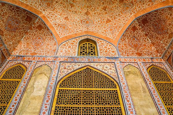 سقف و دیوارهای عالی قاپو اصفهان، نقوش زیبا و پنجره‌های مشبک