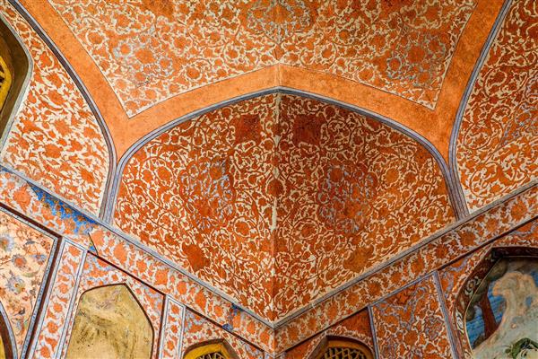 سقف و گوشه‌های عالی قاپو اصفهان، طرح‌های اسلیمی و ختایی