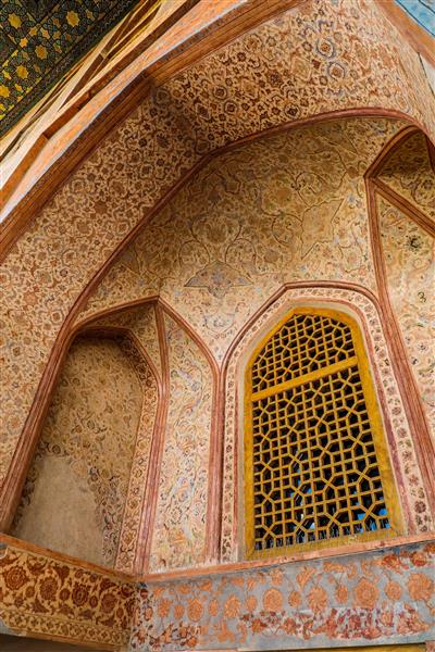 طاق‌ها و پنجره‌های عالی قاپو اصفهان، با نقوش اسلیمی و هندسی