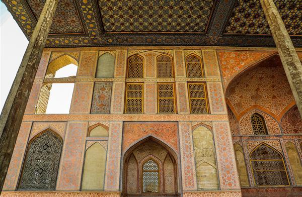 سقف و دیوارهای عالی قاپو اصفهان، معماری و هنر صفوی