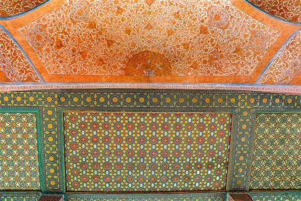 سقف و دیوارهای عالی قاپو اصفهان، ترکیب طرح‌های هندسی و اسلیمی