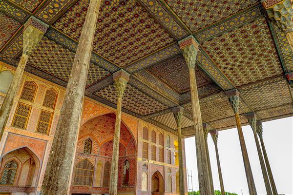نمای زیرین ایوان عالی قاپو اصفهان، با ستون‌های بلند و سقف منقوش