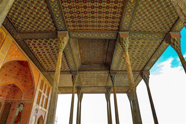 سقف ایوان عالی قاپو اصفهان، نقوش چوبی و طرح‌های هندسی