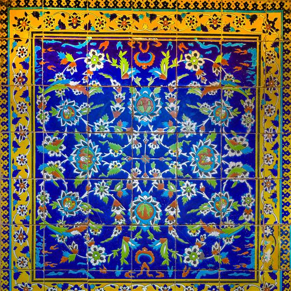 کاشی‌کاری زیبای عالی قاپو اصفهان، طرح‌های گل و مرغ