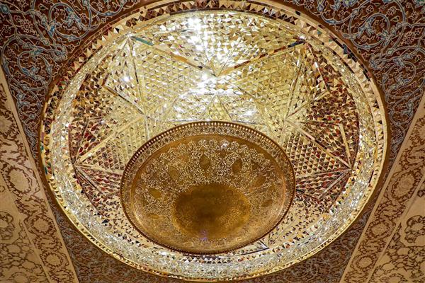 جزئیات لوستر کریستالی و سقف سنتی در هتل کاروانسرای شاه عباسی اصفهان