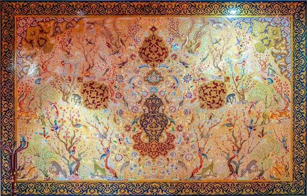 نقاشی دیواری سنتی ایرانی با طرح درختان، پرندگان و نقوش گل و بوته در هتل شاه عباسی