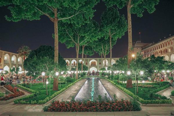 نمای شبانه حیاط و استخر هتل کاروانسرای شاه عباسی اصفهان با نورپردازی