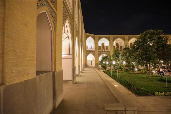 راهروی طاق‌دار هتل کاروانسرای شاه عباسی اصفهان در شب با نورپردازی