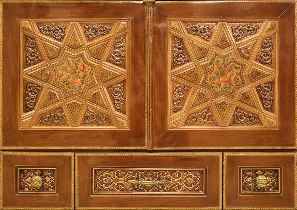 کمد چوبی با منبت‌کاری سنتی طرح ستاره و گل در هتل شاه عباسی