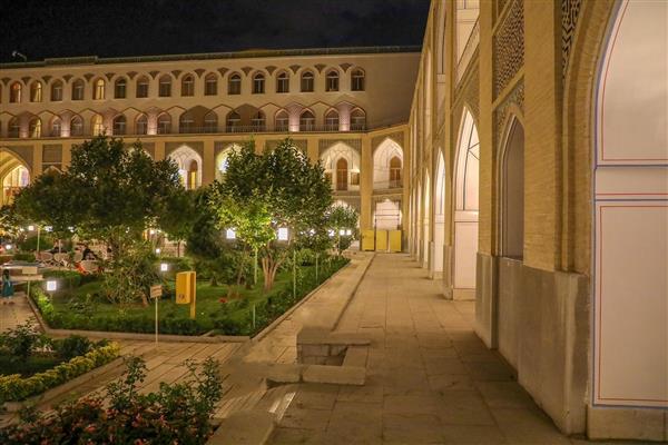 راهروی هتل کاروانسرای شاه عباسی اصفهان در شب با نورپردازی و حیاط