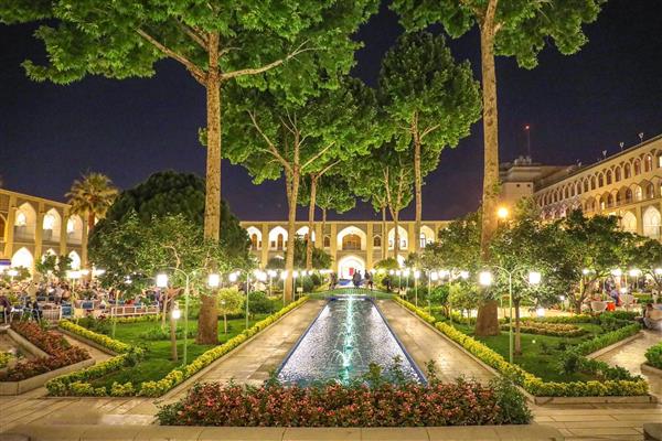 حیاط و باغ هتل کاروانسرای شاه عباسی اصفهان در شب با نورپردازی