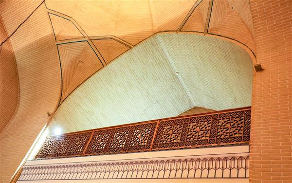 معماری داخلی کاروانسرای شاه عباسی با طاق و رواق و نرده‌های چوبی مشبک