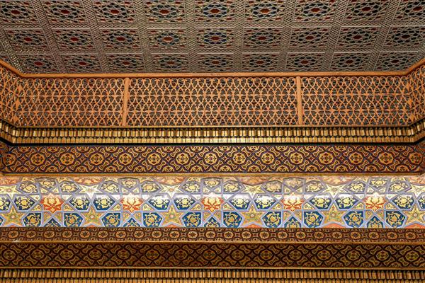 جزئیات سقف هتل کاروانسرای شاه عباسی با نقوش سنتی و هندسی