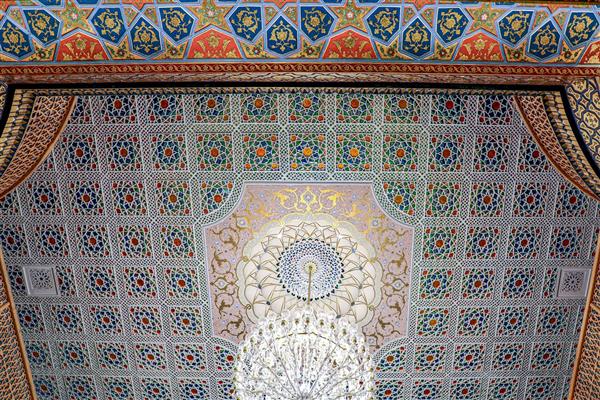 سقف نگارگری و کاشی‌کاری سنتی هتل کاروانسرای شاه عباسی اصفهان