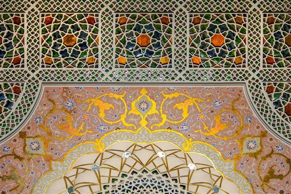 جزئیات سقف نگارگری و کاشی‌کاری سنتی در هتل شاه عباسی اصفهان