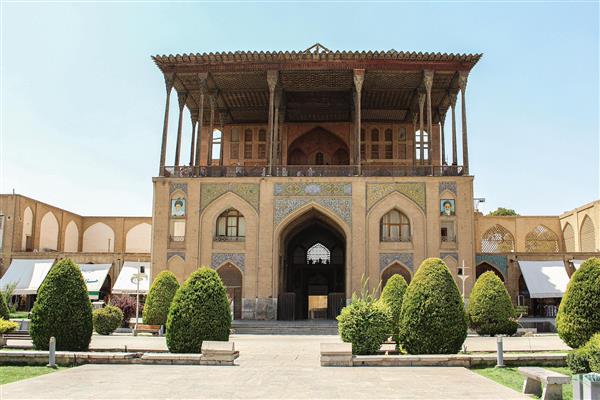 کاخ عالی‌قاپو ساختمانی در ورودی دولتخانه صفوی
