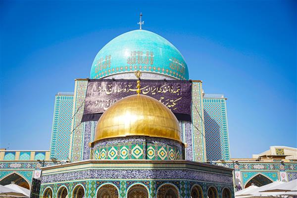 صحن قدس حرم مطهرامام رضا با کاشی‌کاری اسلامی و معماری سنتی