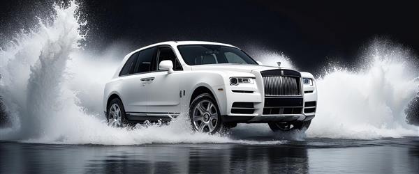 رولز رویس کالینان سفید در حال گذر انفجاری از میان موج‌های خروشان آب، تصویر با کنتراست بالا