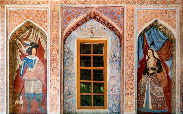 دیوارنگاره مرد و زن اروپایی کنار پنجره با طرح‌های اسلیمی در چهلستون (نقاشی‌های فرنگی، معماری صفوی، چاپ دکوراتیو)