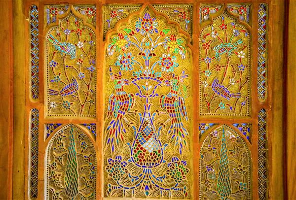نمای نزدیک پنجره مشبک با نقوش رنگی و شیشه در چهلستون