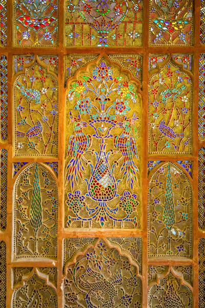 جزئیات پنجره مشبک ارسی (Orosi) با نقوش طاووس و پرندگان در کاخ چهلستون