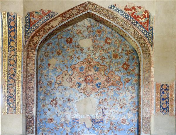 نقاشی دیواری آسیب‌دیده با نقوش گل و بته و پس‌زمینه آبی (Fresco Damage)